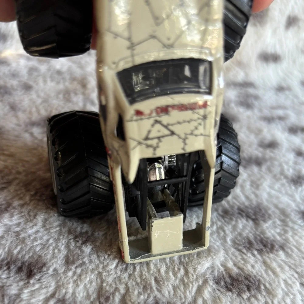 Hot Wheels Monster Jam Mega-Bite Monster Truck 1:64 Die-Cast Tan Shark Mouth